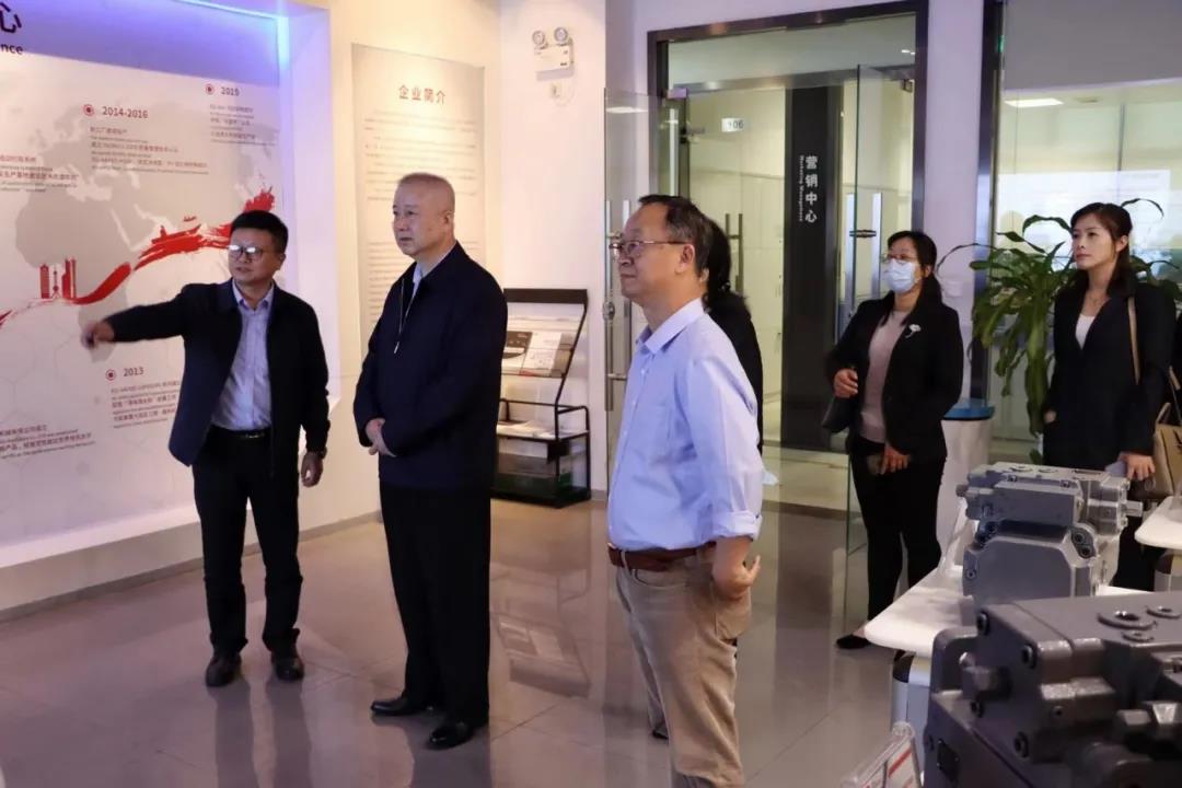 十三届全国政协经济委员会副主任刘利华一行赴恒行6液压调研